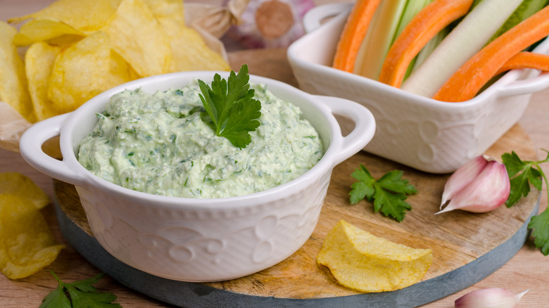 bol de fromage avec chips de pommes de terre