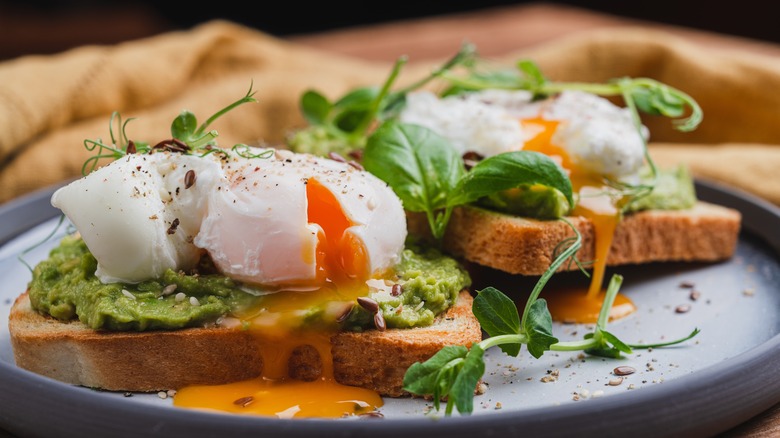 Œuf poché sur toast à l'avocat