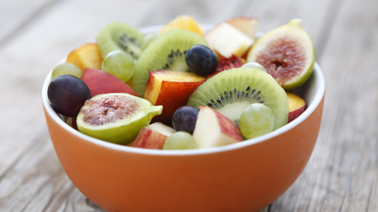 Bol de fruits assortis sur la table