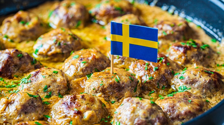 Drapeau suédois avec boulettes de viande