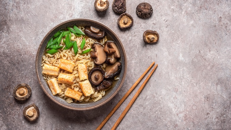 Vue aérienne de ramen au tofu