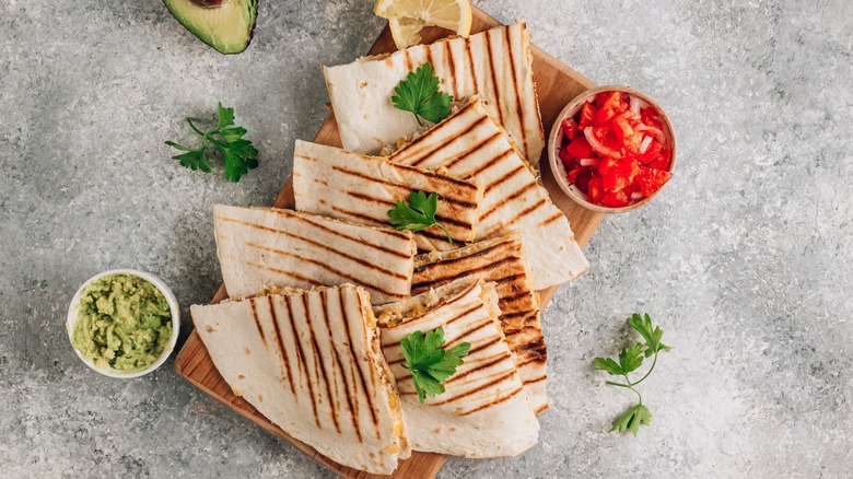 morceaux de quesadilla grillés empilés