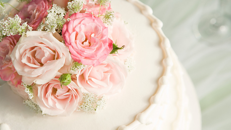 Gâteau avec décoration de roses