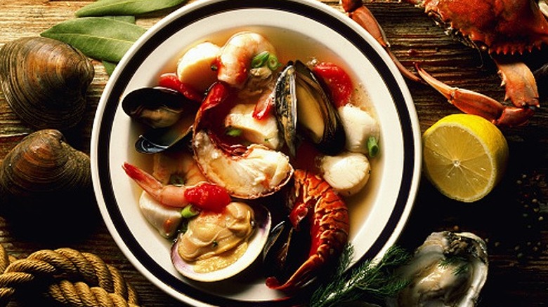 bol de fruits de mer avec bouillon