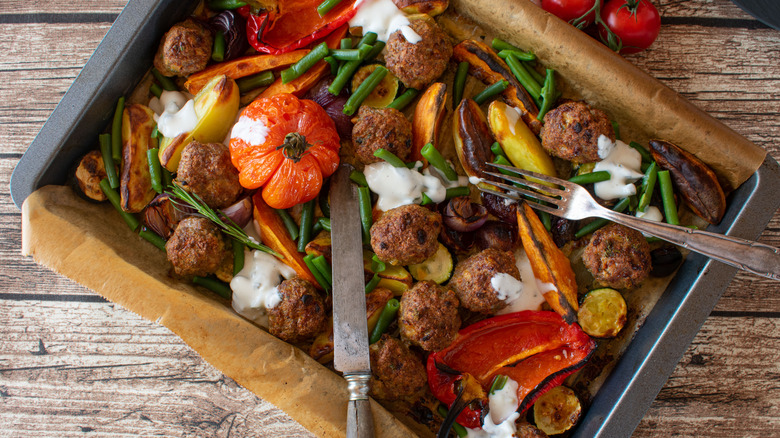 dîner de boulettes de viande sur plaque