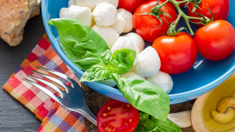 mozzarella au basilic et tomates dans un bol