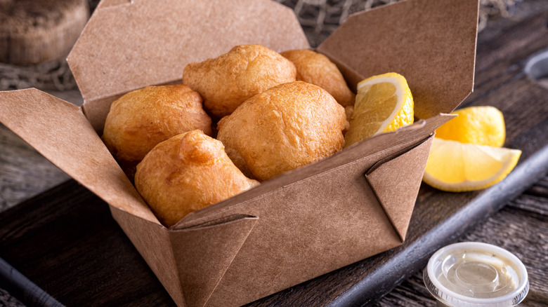 boîte en papier de beignets de palourdes