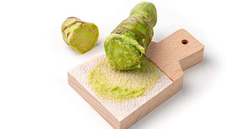 Wasabi sur une planche de bois