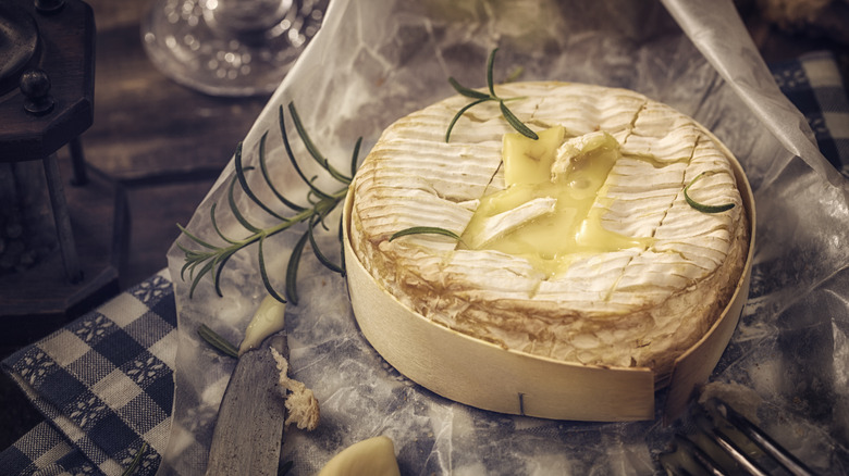 Une roue de brie cuit au four