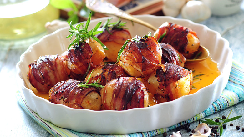 bol de croquettes de pommes de terre enveloppées de bacon