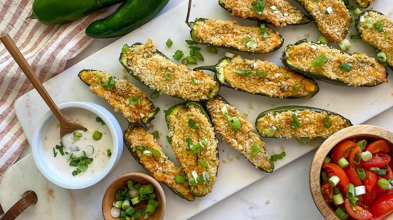 piments jalapeño sur plaque de marbre