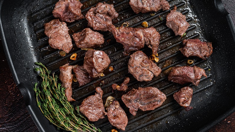 cubes de boeuf grillés