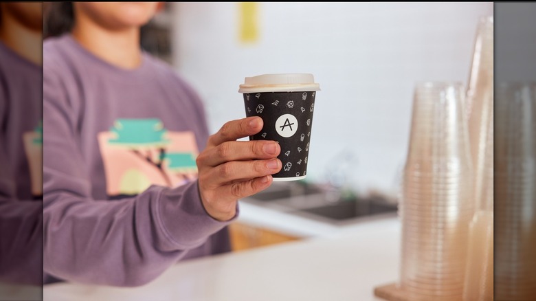 barista donnant du café