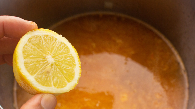 Citron coupé en tranches sur une marmite à soupe 