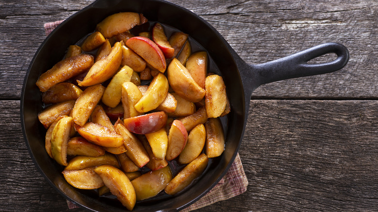 pommes et cannelle dans une poêle en fonte