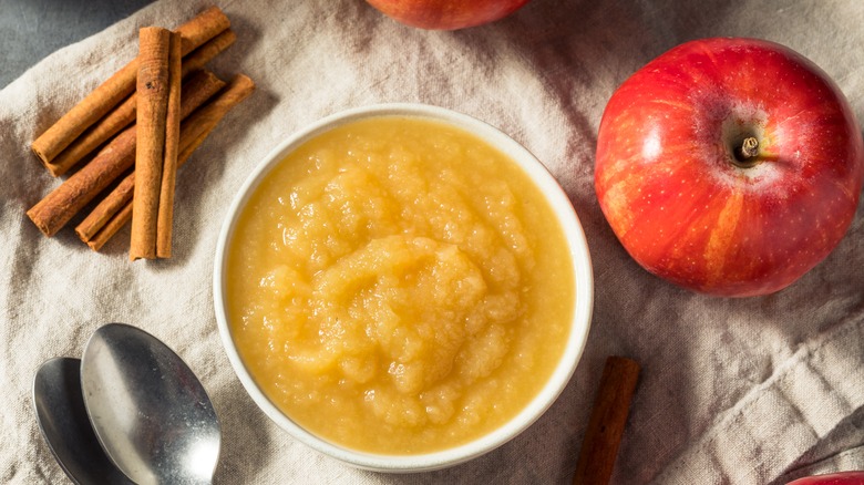 Compote de pommes, pomme et cannelle