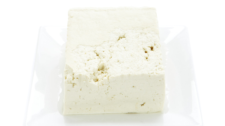 bloc de tofu sur assiette blanche