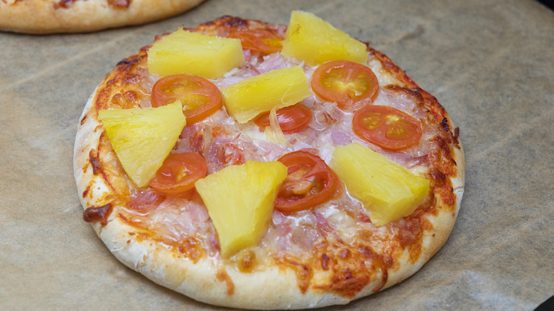 Mini pizza à la tomate et à l'ananas