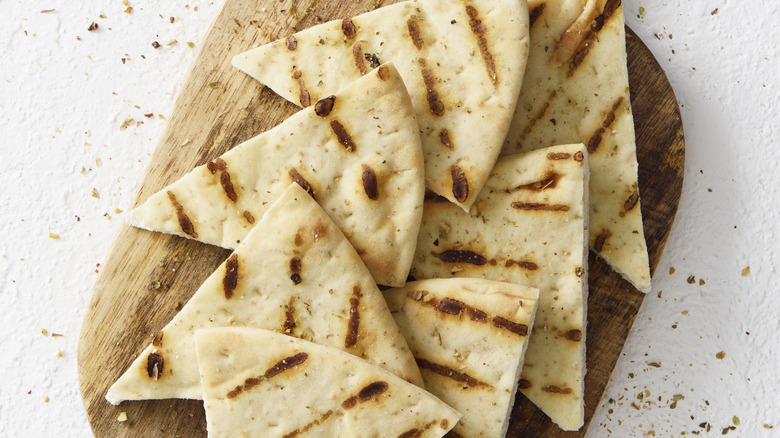 pita grillé sur une planche