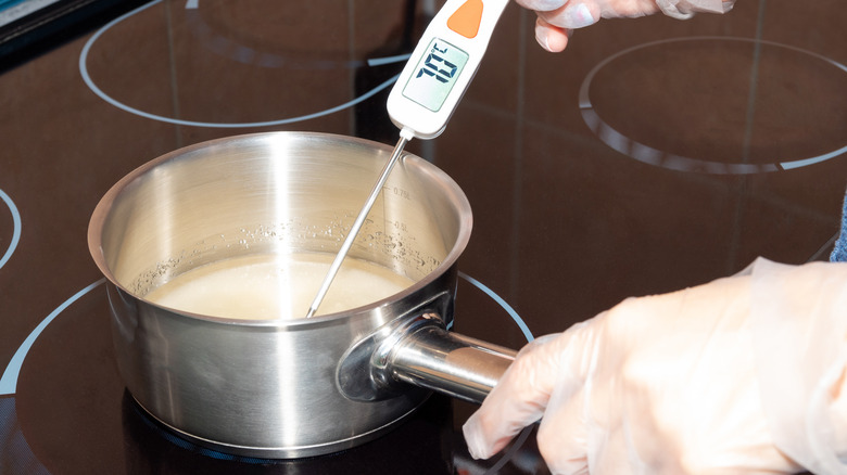 Thermomètre à bonbons dans un pot