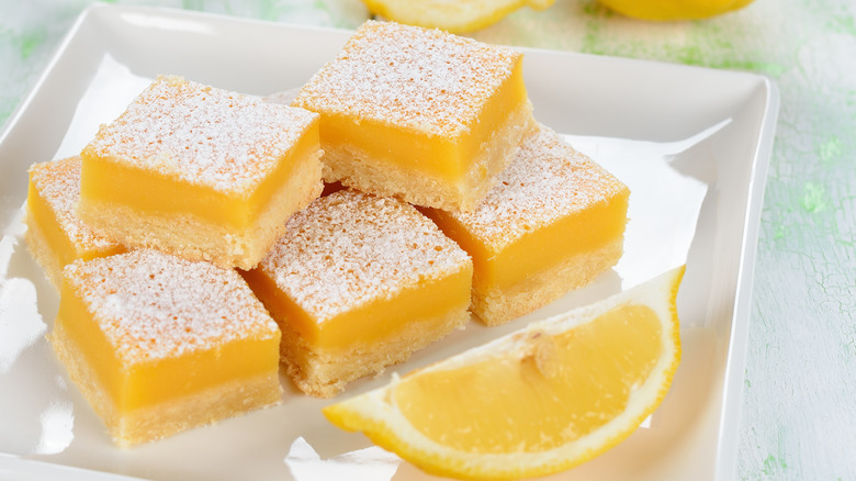 barres de citron sur une assiette blanche