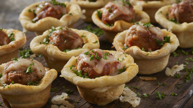 Bouchées de pizza dans des moules à muffins