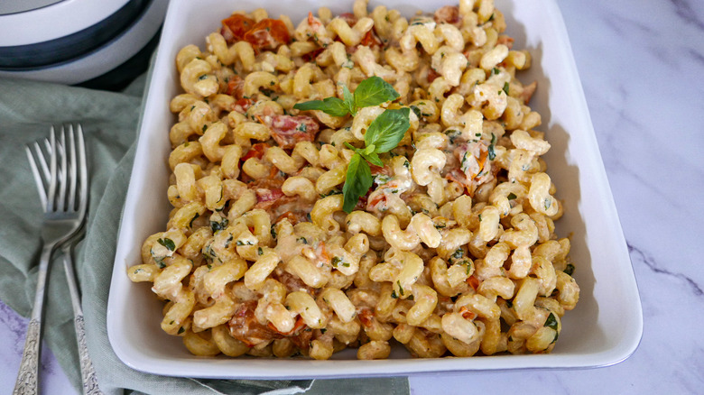 Macaroni à la feta cuit au four dans un plat