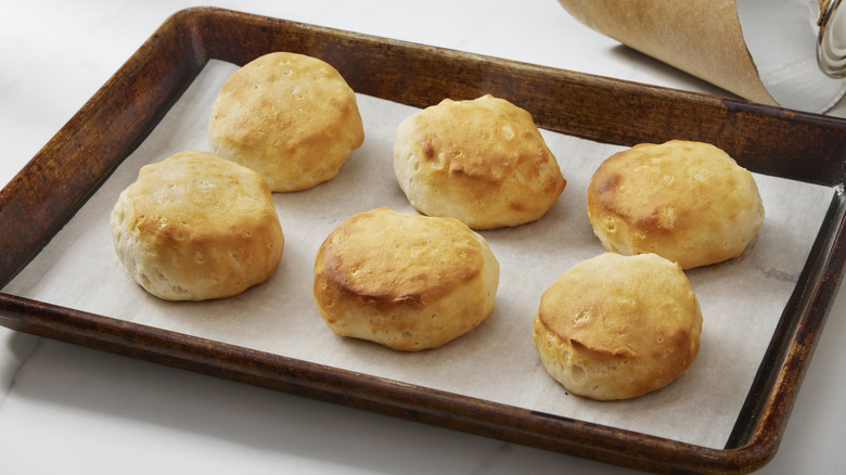 six biscuits sur une plaque à pâtisserie