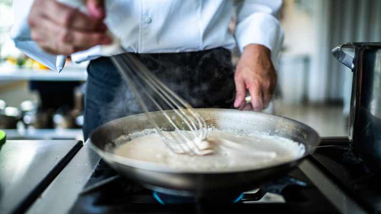 Chef préparant une sauce à la crème