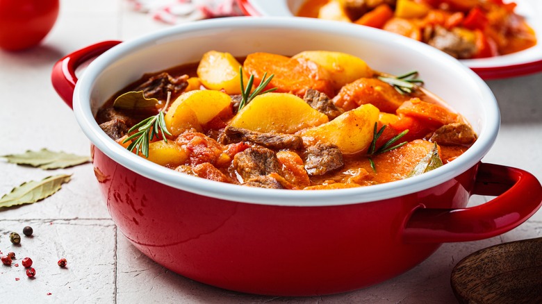 boeuf bourguignon en cocotte rouge