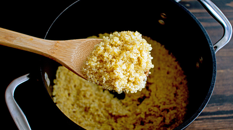 Cuillère à soupe de quinoa cuit dans une casserole