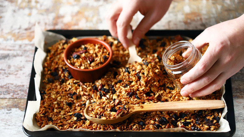 Granola fruité sur plaque