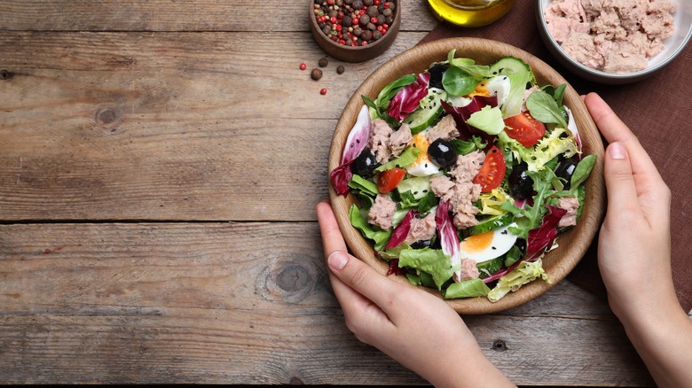 Salade hachée dans un bol