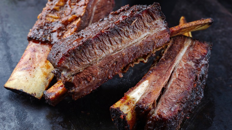 Côtes de boeuf fumées sur le gril