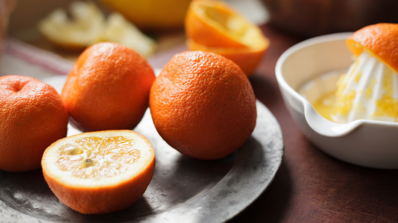 Oranges de Séville dans une assiette