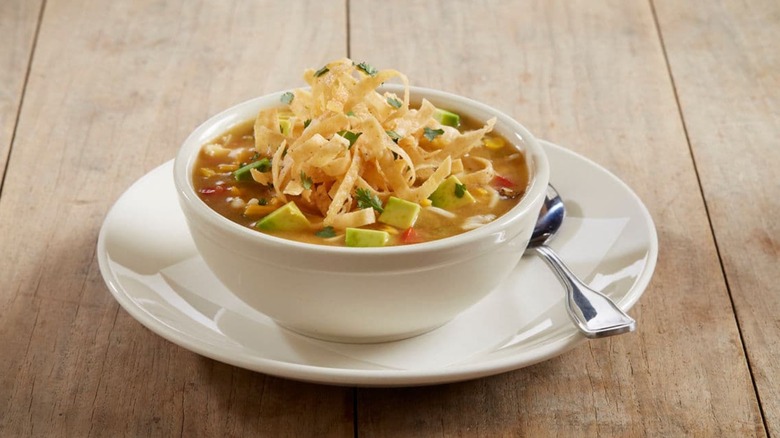 Bol de soupe de tortilla au poulet avec des lanières de tortilla