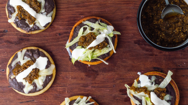 sopes aux haricots noirs sur la table