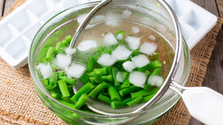 Haricots verts dans l'eau glacée