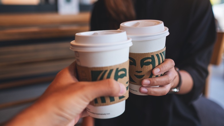 Deux tasses à café Starbucks