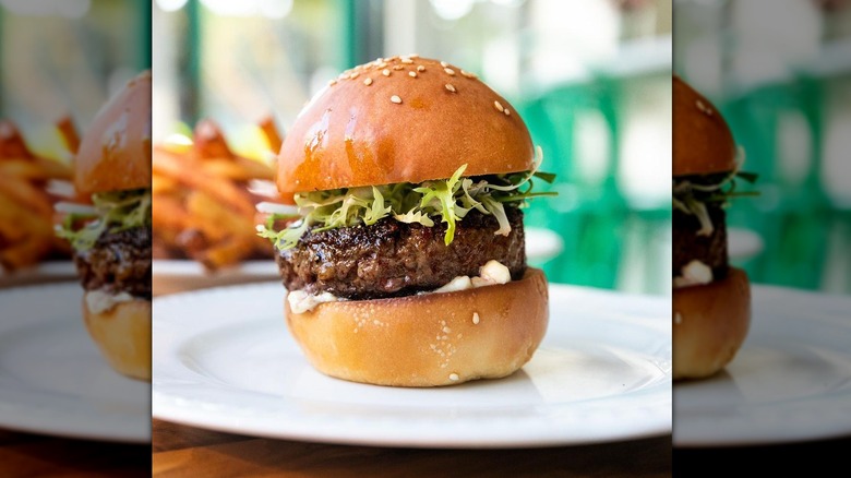 petit burger avec salade verte