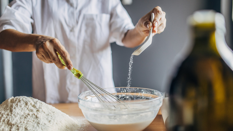 Personne fouettant un mélange à pâtisserie