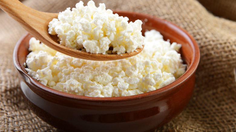 Fromage blanc dans un pot avec une cuillère