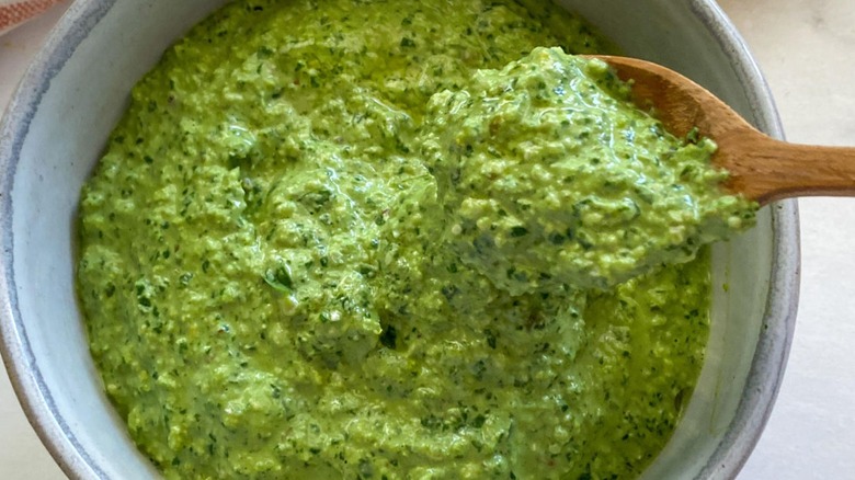 Pesto au basilic à la cuillère