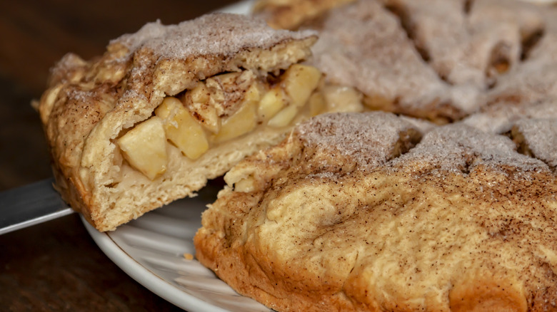 Tranche de tarte aux pommes soulevée de l'assiette