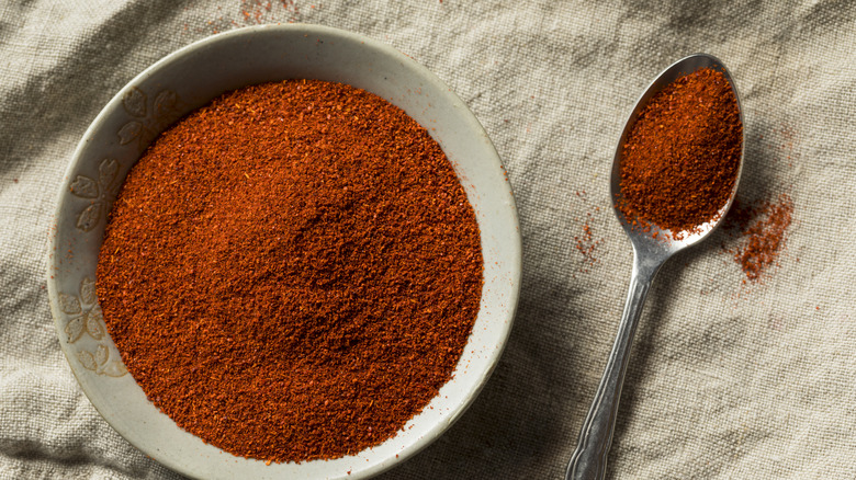 Paprika fumé dans un bol