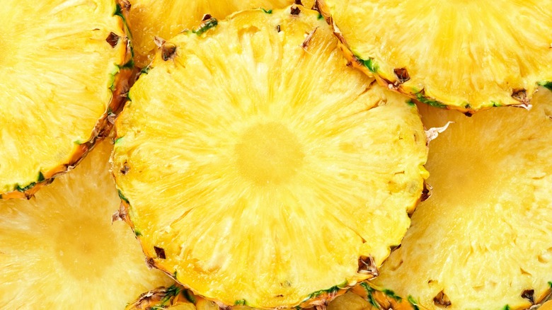 Gros plan sur des rondelles d'ananas coupées