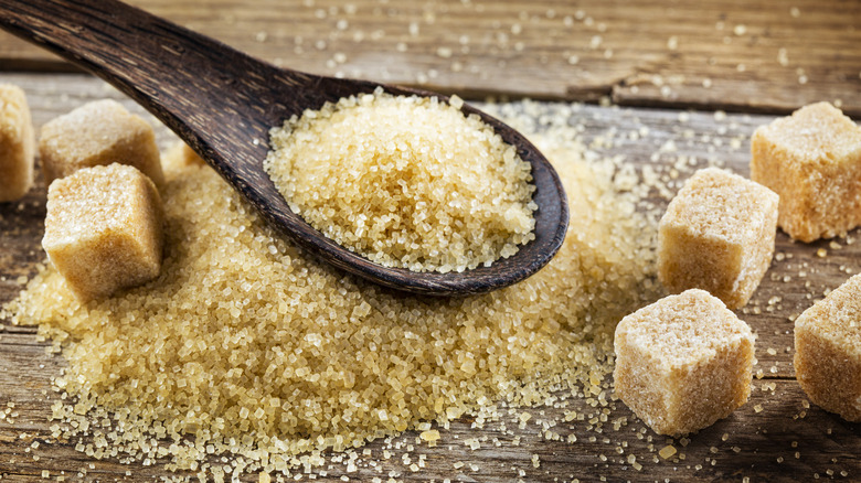 Sucre roux dans une cuillère en bois