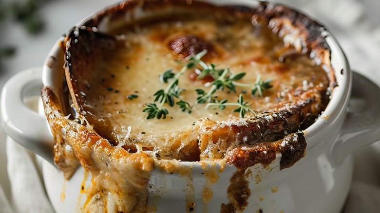 Pot de soupe à l'oignon à la française