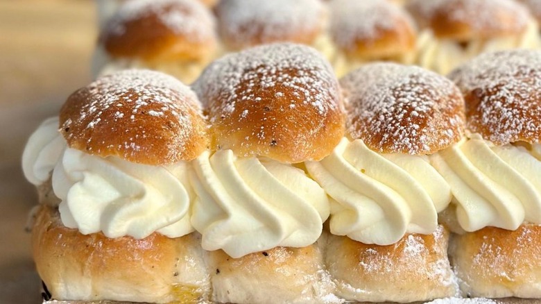 brioches au sucre avec crème en poche