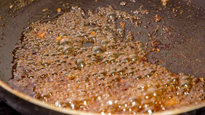 Sucre brûlé dans la poêle